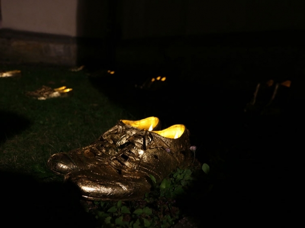 ZUFUESSEN